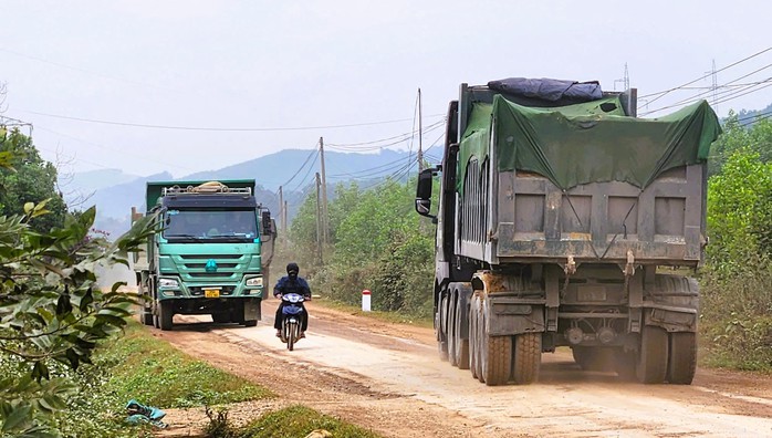 C&ocirc;ng an Thanh H&oacute;a phản hồi th&ocirc;ng tin tỉnh lộ oằn m&igrave;nh "c&otilde;ng" xe tải trọng lớn - Ảnh 1.