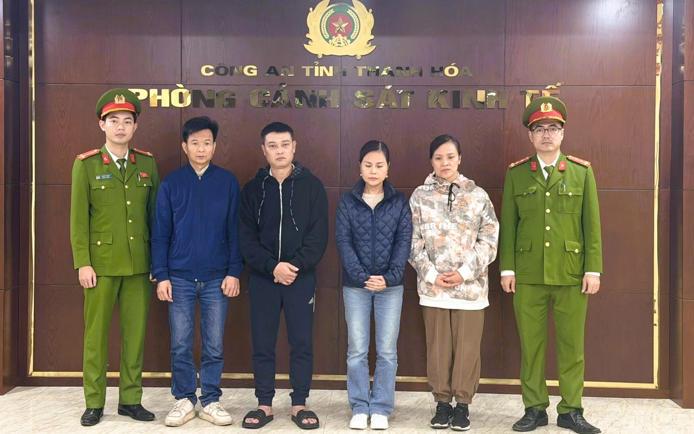 Đ&aacute;nh sập đường d&acirc;y sản xuất thuốc giả, thực phẩm chức năng quy m&ocirc; h&agrave;ng trăm tỉ đồng - Ảnh 1.