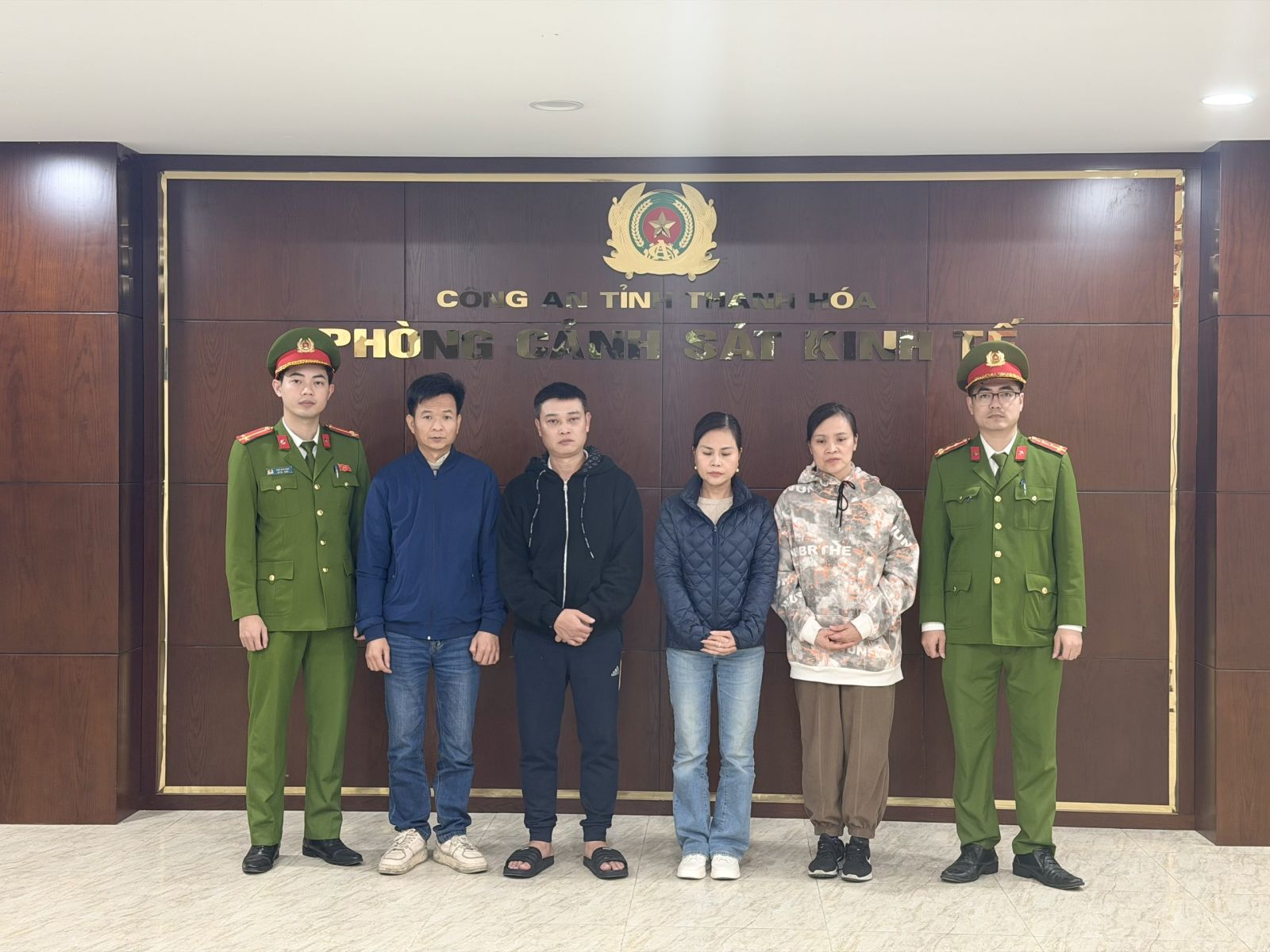 Kiểm tra 5 địa điểm, tịch thu 7.000 hộp thuốc, viên DHA, canxi giả, triệt phá đường dây sản xuất thuốc và thực phẩm chức năng liên tỉnh quy mô 50 tỷ đồng, 26 đối tượng bị khởi tố - Ảnh 4.