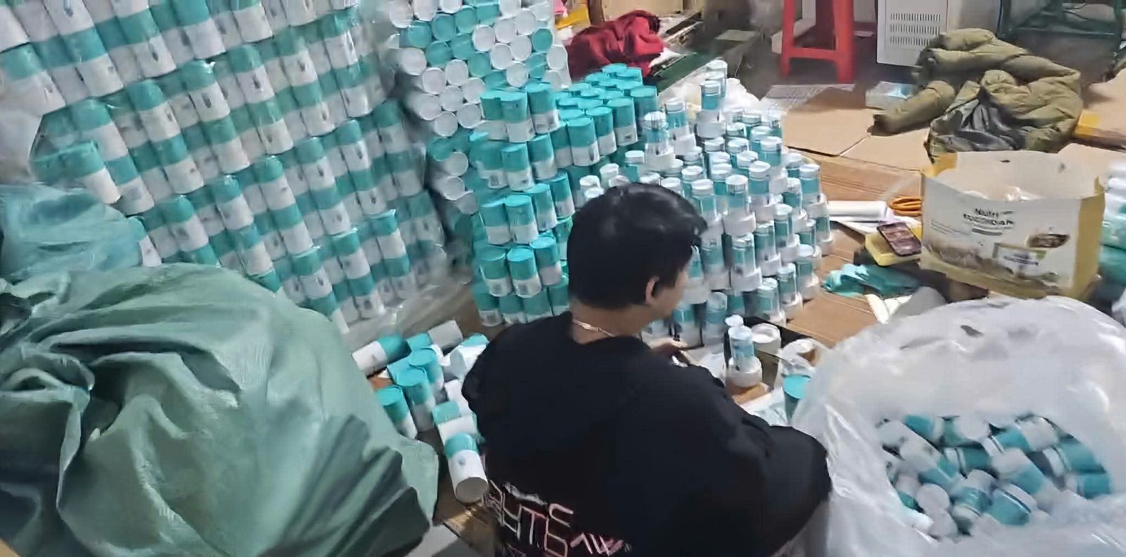 Tịch thu cả trăm tấn tang vật sau khi khám xét khẩn cấp 14 địa điểm: 'Giật mình' danh sách các loại thuốc, TPCN - Ảnh 2.