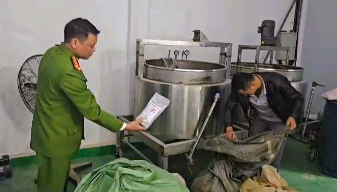 Đ&aacute;nh sập đường d&acirc;y sản xuất thuốc giả, thực phẩm chức năng quy m&ocirc; h&agrave;ng trăm tỉ đồng - Ảnh 4.