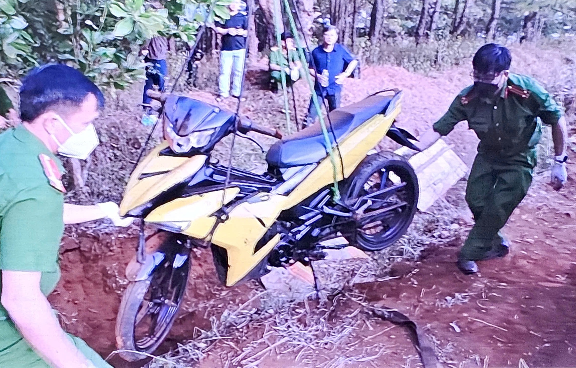 Hé lộ manh mối khiến nhóm cướp ngân hàng ở Gia Lai lộ diện - Ảnh 1.