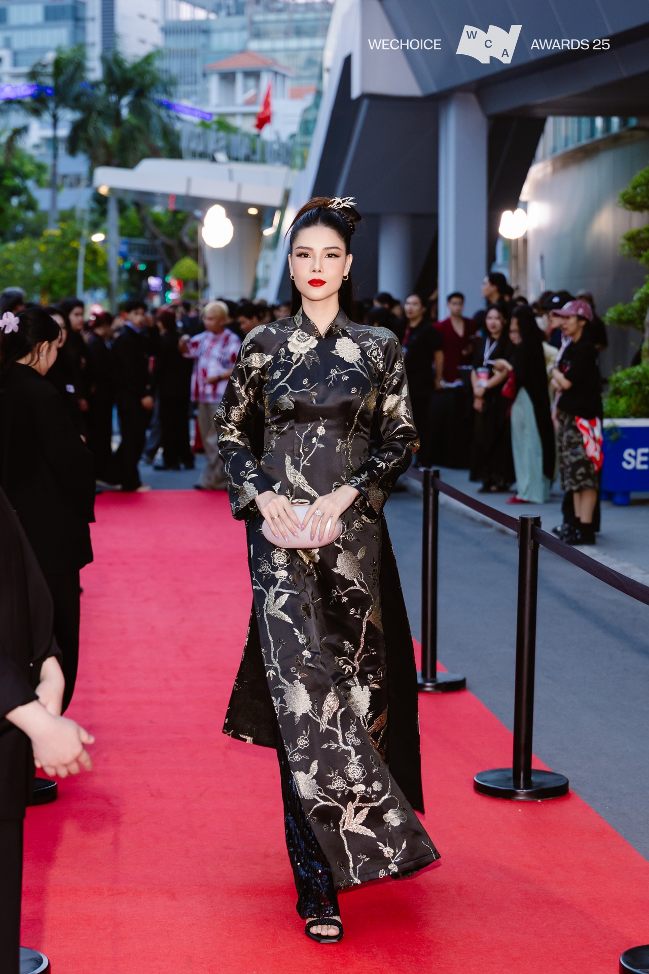 Kỳ Hân - vợ Mạc Hồng Quân khoe visual sáng phát sáng trên thảm đỏ WeChoice Awards, mẹ 2 con vóc dáng vẫn nuột nà  - Ảnh 2.