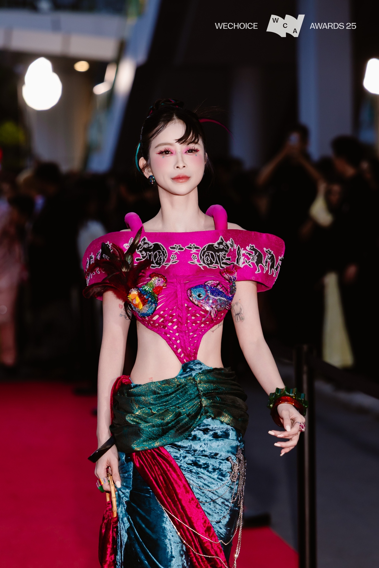 Không nhận ra Châu Tuyết Vân ở WeChoice Awards: Visual "bùng nổ" khoe trọn vòng eo con kiến, "outfit chặt chém" giữa rừng sao Vbiz - Ảnh 1.