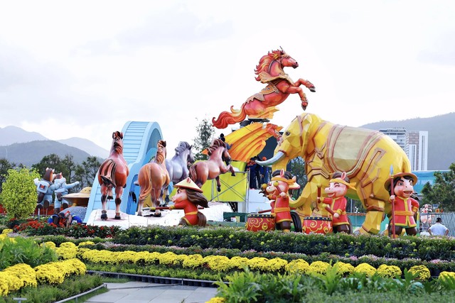 X&ocirc;n xao linh vật ngựa Tết đang trở th&agrave;nh ng&ocirc;i sao chỉ v&igrave; 