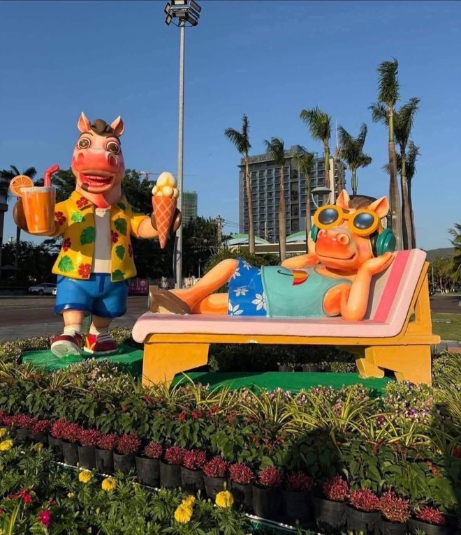 X&ocirc;n xao linh vật ngựa Tết đang trở th&agrave;nh ng&ocirc;i sao chỉ v&igrave; 