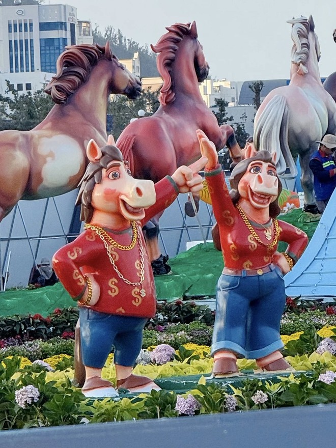 X&ocirc;n xao linh vật ngựa Tết đang trở th&agrave;nh ng&ocirc;i sao chỉ v&igrave; 