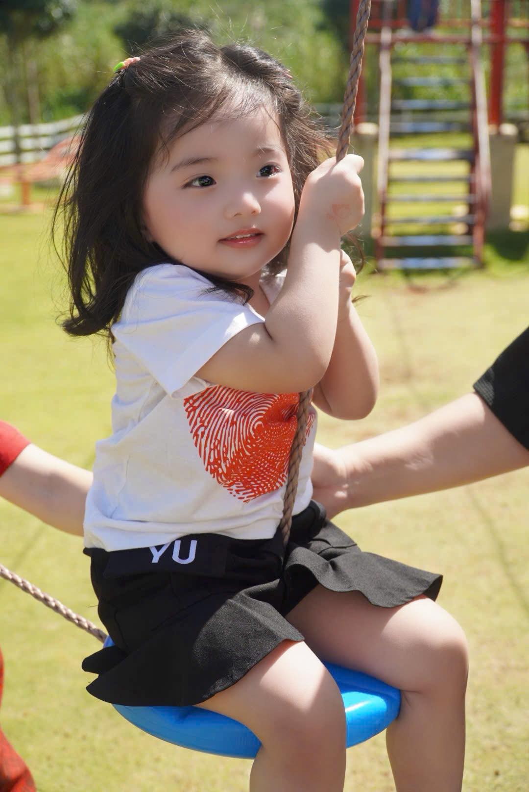 Kh&ocirc;ng thể rời mắt khi Lisa nh&agrave; Kh&aacute;nh Thi-Phan Hiển lần đầu diễn s&acirc;n khấu, xinh y&ecirc;u qu&aacute; mức, kh&iacute; chất chuẩn "con nh&agrave; n&ograve;i" - Ảnh 4.