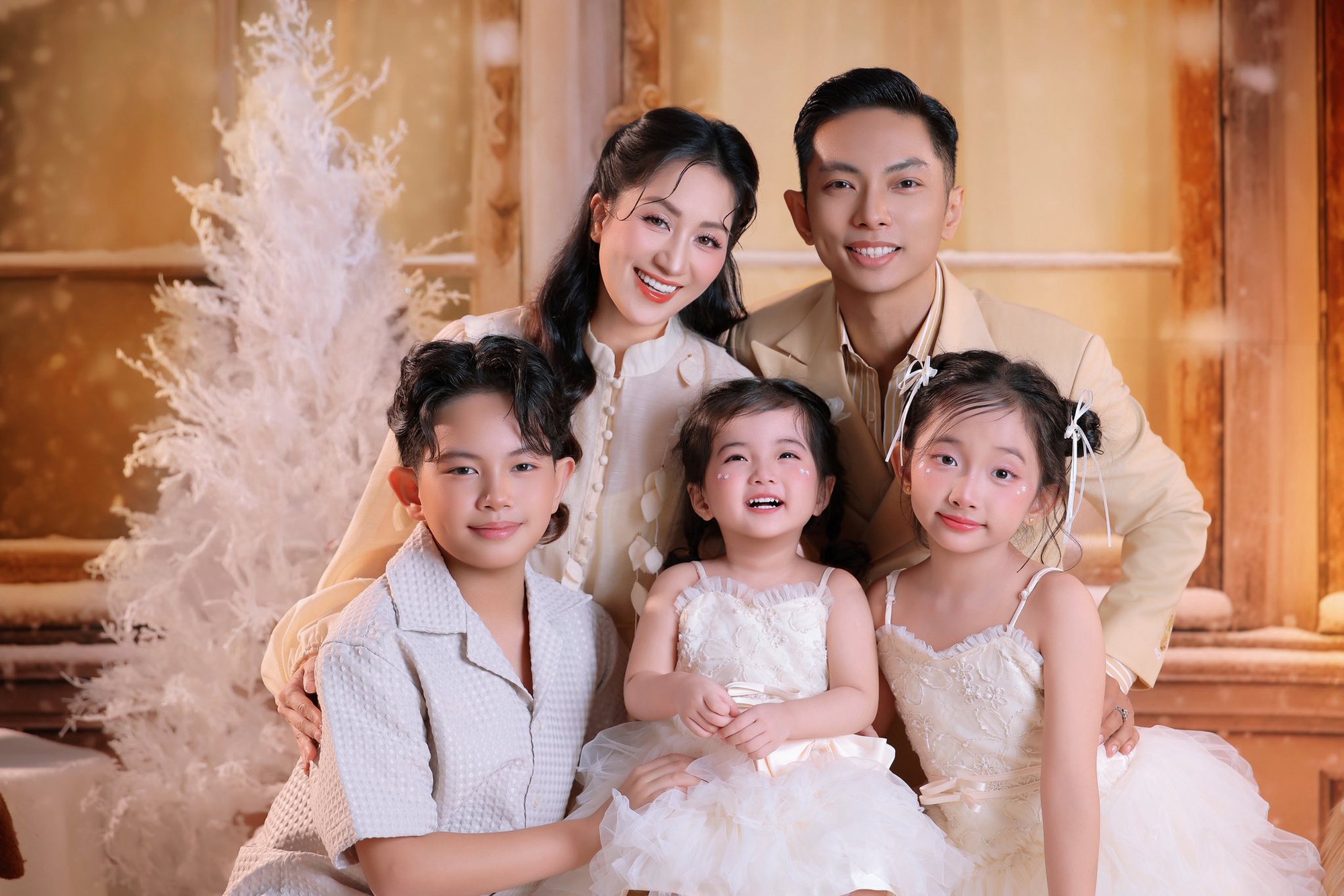 Kh&ocirc;ng thể rời mắt khi Lisa nh&agrave; Kh&aacute;nh Thi-Phan Hiển lần đầu diễn s&acirc;n khấu, xinh y&ecirc;u qu&aacute; mức, kh&iacute; chất chuẩn "con nh&agrave; n&ograve;i" - Ảnh 7.