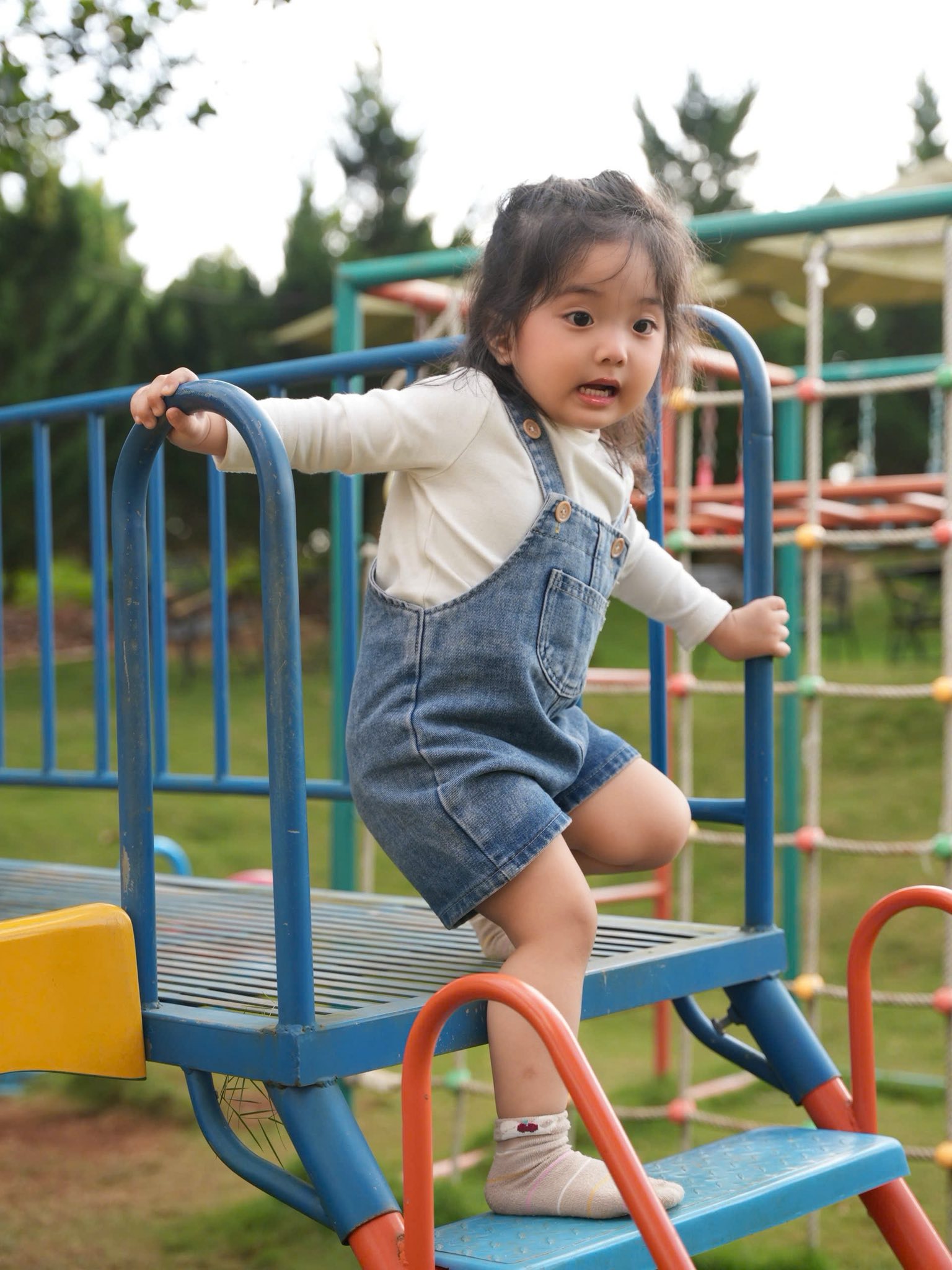 Kh&ocirc;ng thể rời mắt khi Lisa nh&agrave; Kh&aacute;nh Thi-Phan Hiển lần đầu diễn s&acirc;n khấu, xinh y&ecirc;u qu&aacute; mức, kh&iacute; chất chuẩn "con nh&agrave; n&ograve;i" - Ảnh 3.