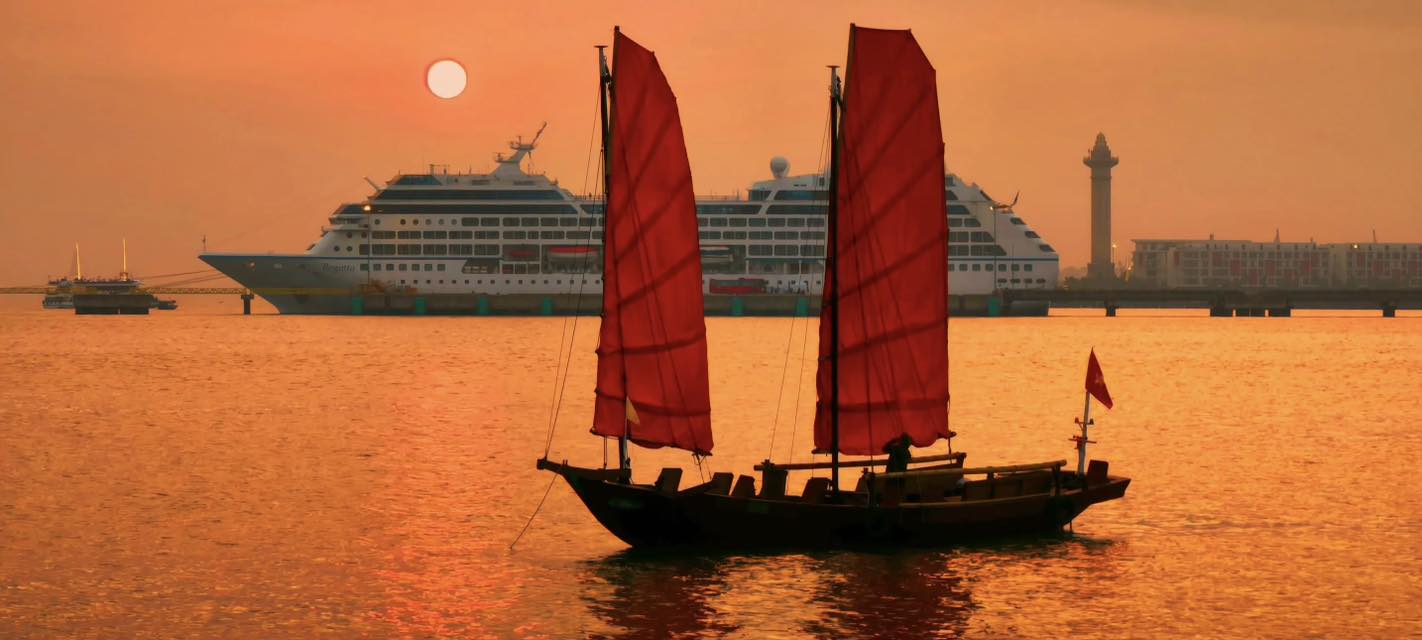 Cảnh tượng ngay lúc này trên vịnh Hạ Long: Sau gần 30 năm mới thấy lại, nhiều người không tin vào mắt mình - Ảnh 8.