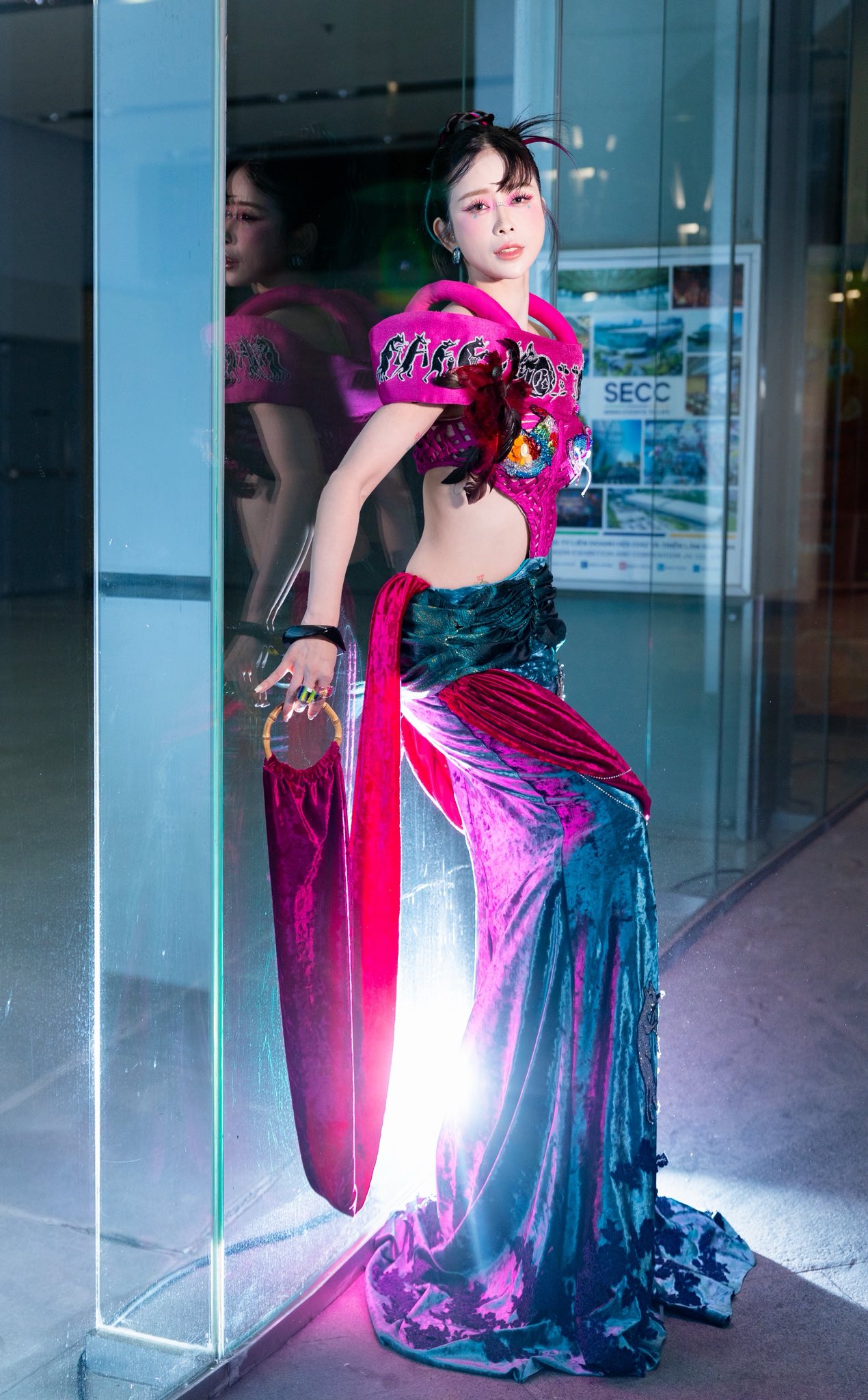 Không nhận ra Châu Tuyết Vân ở WeChoice Awards: Visual "bùng nổ" khoe trọn vòng eo con kiến, "outfit chặt chém" giữa rừng sao Vbiz - Ảnh 4.