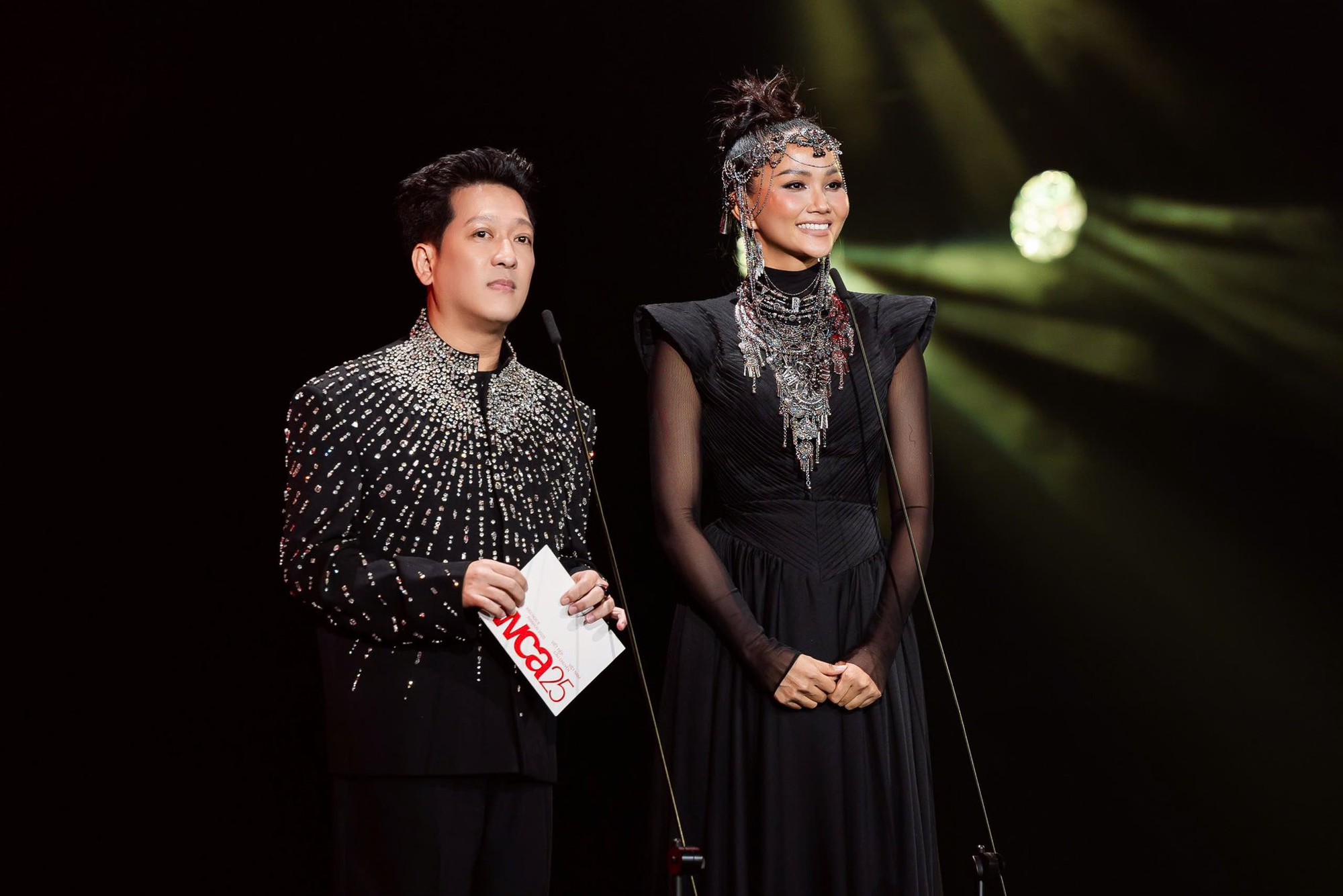 Khung hình đắt giá tại WeChoice Awards 2025: 5 nàng hậu tụ họp, nhan sắc bất phân thắng bại- Ảnh 3.