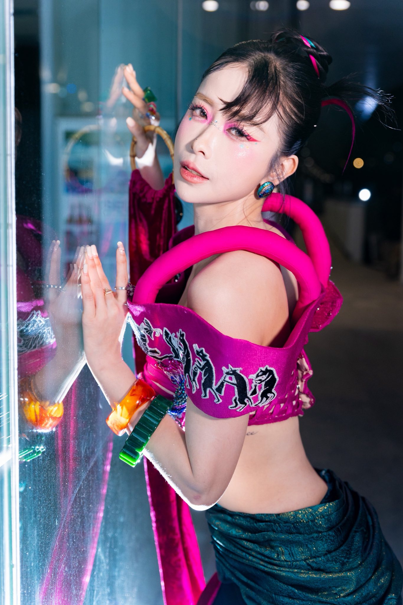 Không nhận ra Châu Tuyết Vân ở WeChoice Awards: Visual "bùng nổ" khoe trọn vòng eo con kiến, "outfit chặt chém" giữa rừng sao Vbiz - Ảnh 5.