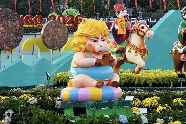 X&ocirc;n xao linh vật ngựa Tết đang trở th&agrave;nh ng&ocirc;i sao chỉ v&igrave; 