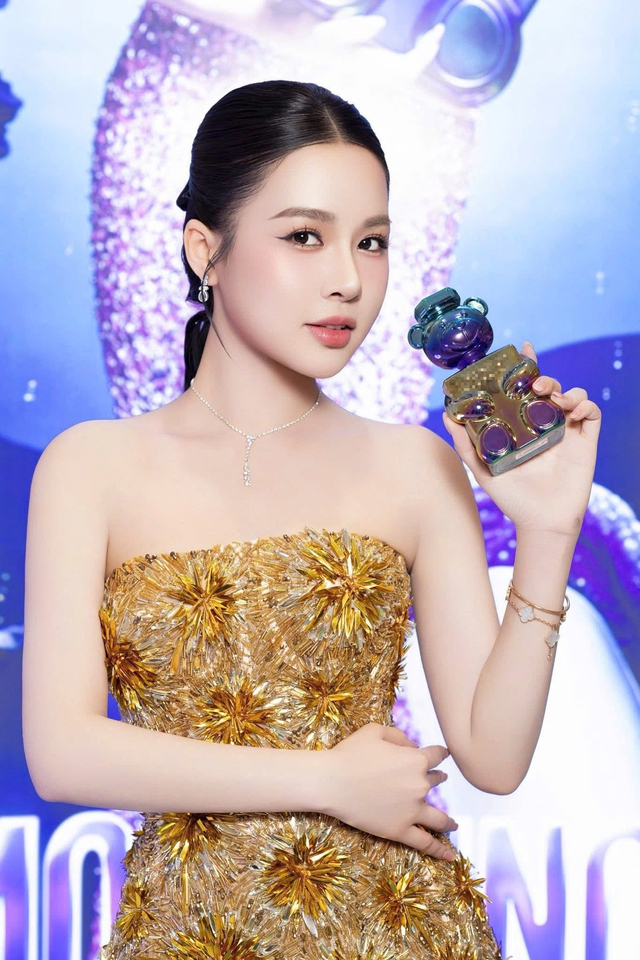 Á hậu Đỗ Hà Trang ghi điểm với phong cách thời trang thanh lịch- Ảnh 4.