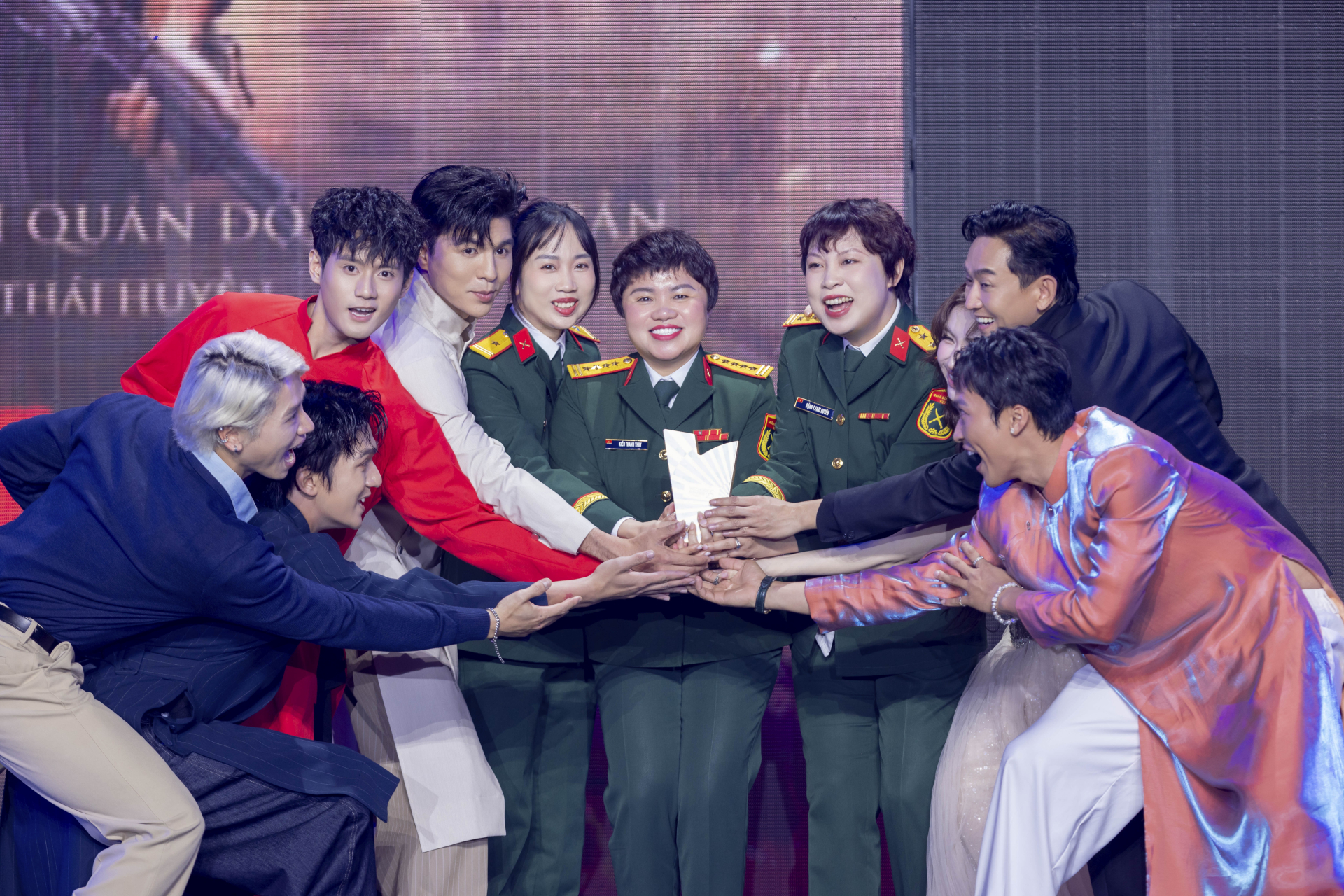 Ekip thông tim bào thai và cô giáo Đinh Thị Kim Phấn vinh danh WeChoice Awards 2025 - Ảnh 2.