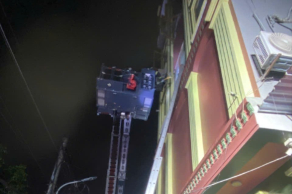 Cháy quán cà phê ca nhạc ở Hà Nội , cảnh sát cứu người thoát nạn an toàn - Ảnh 2.