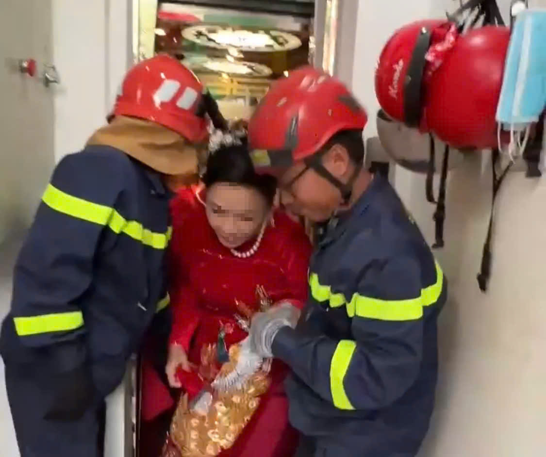 Cô dâu, chú rể ở TPHCM bị mắc kẹt thang máy, cảnh sát nhanh chóng hỗ trợ để kịp giờ đón dâu- Ảnh 1.