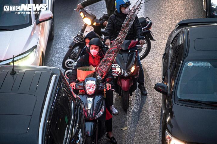 Sắm Tết ở Hà Nội nên chờ sát Tết để tránh tắc đường và tận hưởng không khí - Ảnh 1.