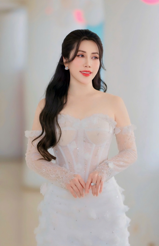 MC Hồng Nhung VOV Giao thông đồng hành cùng hoa hậu Phan Kim Oanh- Ảnh 2.