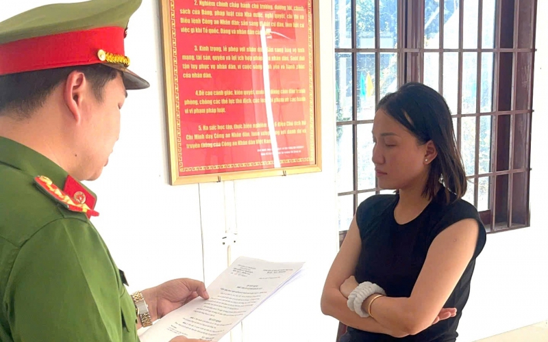 Cảnh s&aacute;t đồng loạt kh&aacute;m x&eacute;t trụ sở c&ocirc;ng ty, kho h&agrave;ng, bắt &ocirc;ng chủ L&ecirc; Th&aacute;i B&igrave;nh - Ảnh 2.