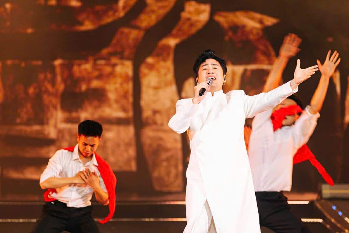 Ca sỹ nhí Dương Đức Hải hát cùng DTAP trong chương trình Xuân Quê Hương - Ảnh 3.