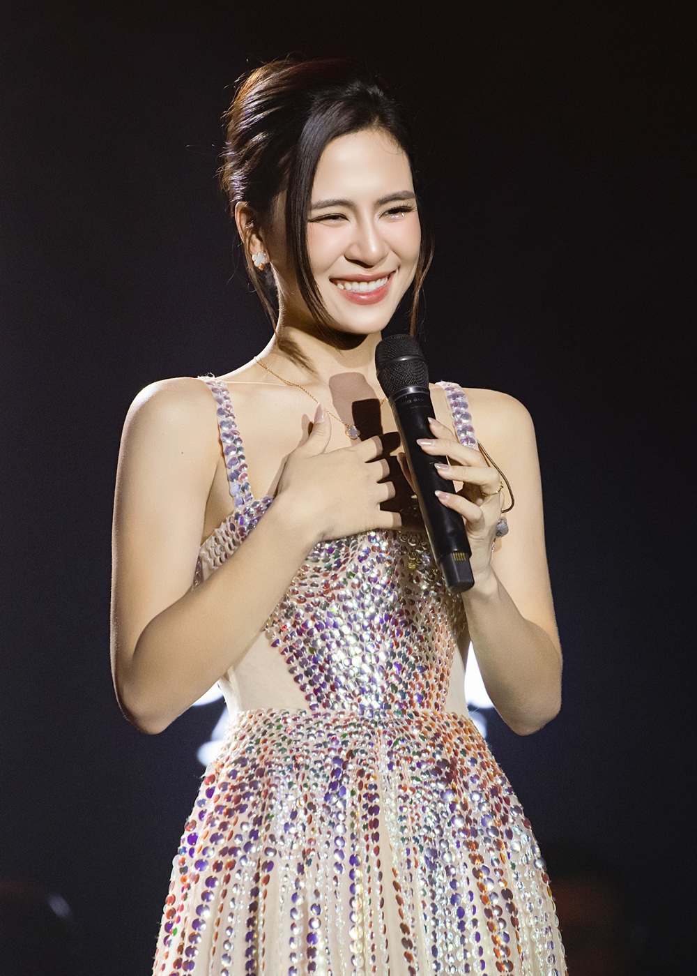 1 năm nhìn lại của ca sĩ Hà Nhi- Ảnh 3.