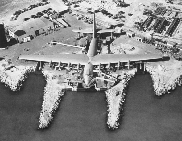 Chiếc thủy phi cơ lớn nhất thế giới Spruce Goose: Huyền thọai của Howard Hughes - Ảnh 2.
