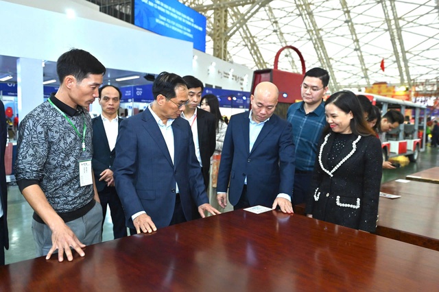 Phản gỗ Cẩm Lai ngàn năm tuổi giá trị hàng tỉ đồng tại Hội chợ Mùa Xuân 2026 - Ảnh 2.