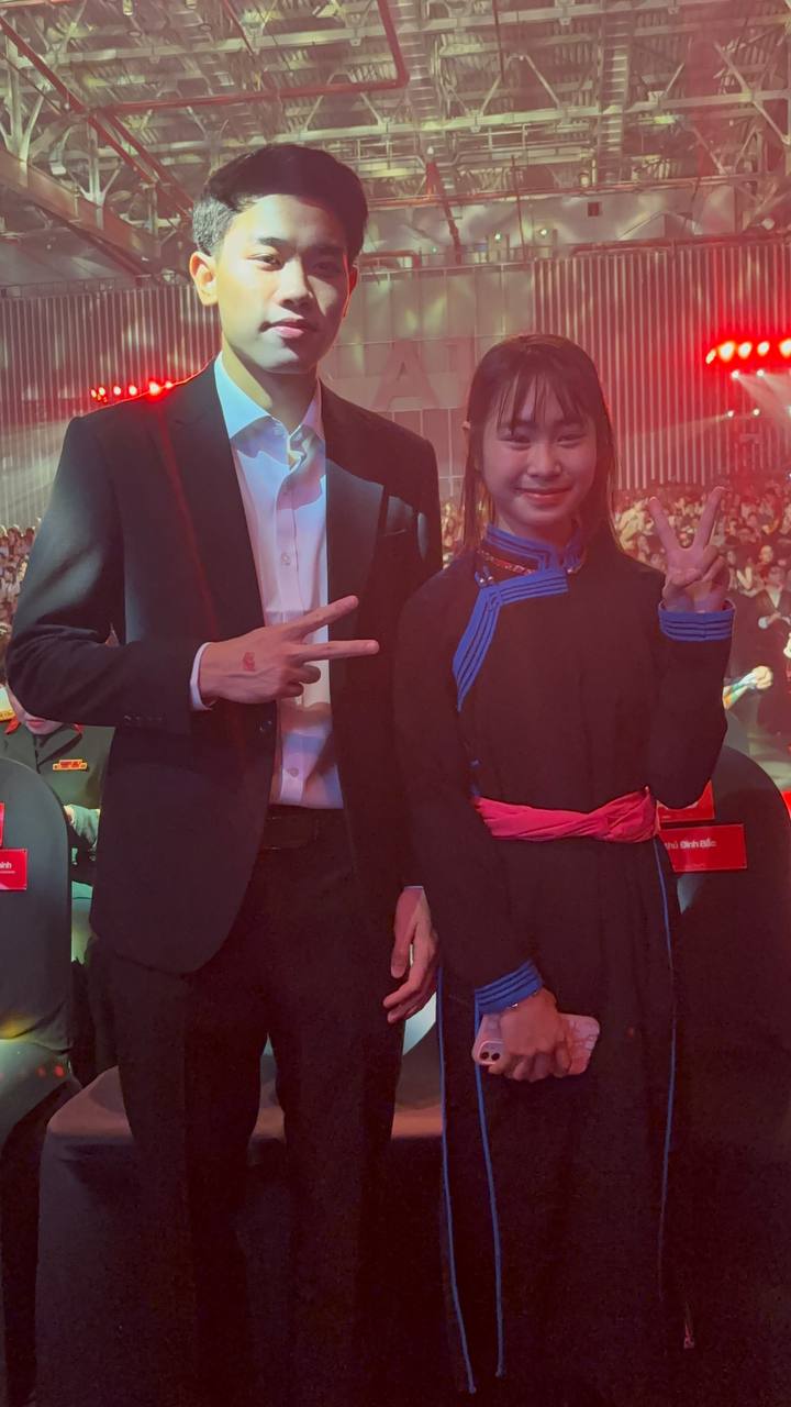 Tiểu mỹ nhân hot rần rần WeChoice Awards bỗng hóa fangirl thẹn thùng bên cạnh Đình Bắc  - Ảnh 1.