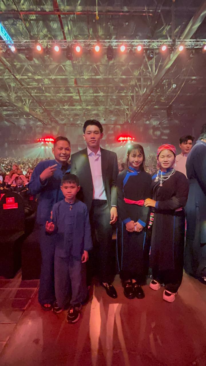 Tiểu mỹ nhân hot rần rần WeChoice Awards bỗng hóa fangirl thẹn thùng bên cạnh Đình Bắc  - Ảnh 3.