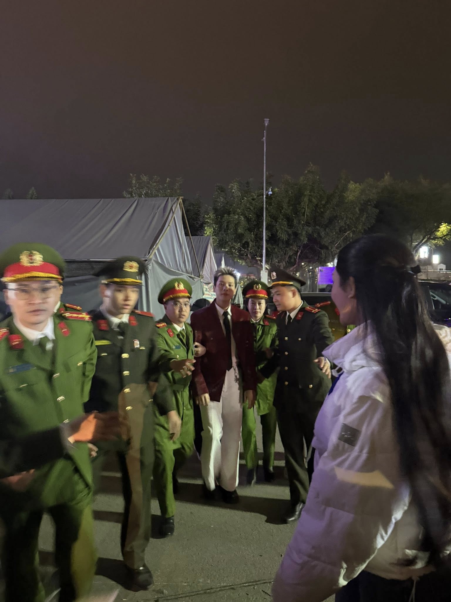 Nam ca sĩ được công an Lạng Sơn "giải vây" là ai? - Ảnh 1.