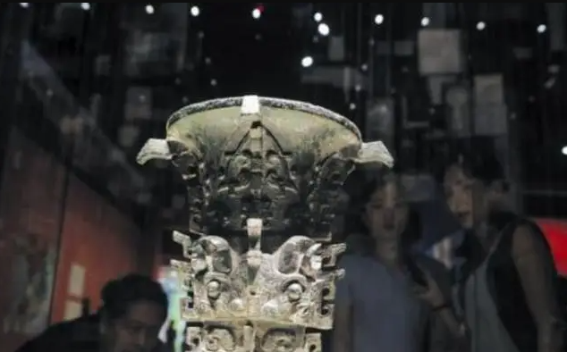 Đống "đất thải" bị bỏ qu&ecirc;n ven đường 30 ng&agrave;y kh&ocirc;ng ai để &yacute;, chuy&ecirc;n gia nhặt l&ecirc;n rồi trở th&agrave;nh quốc bảo - Ảnh 1.