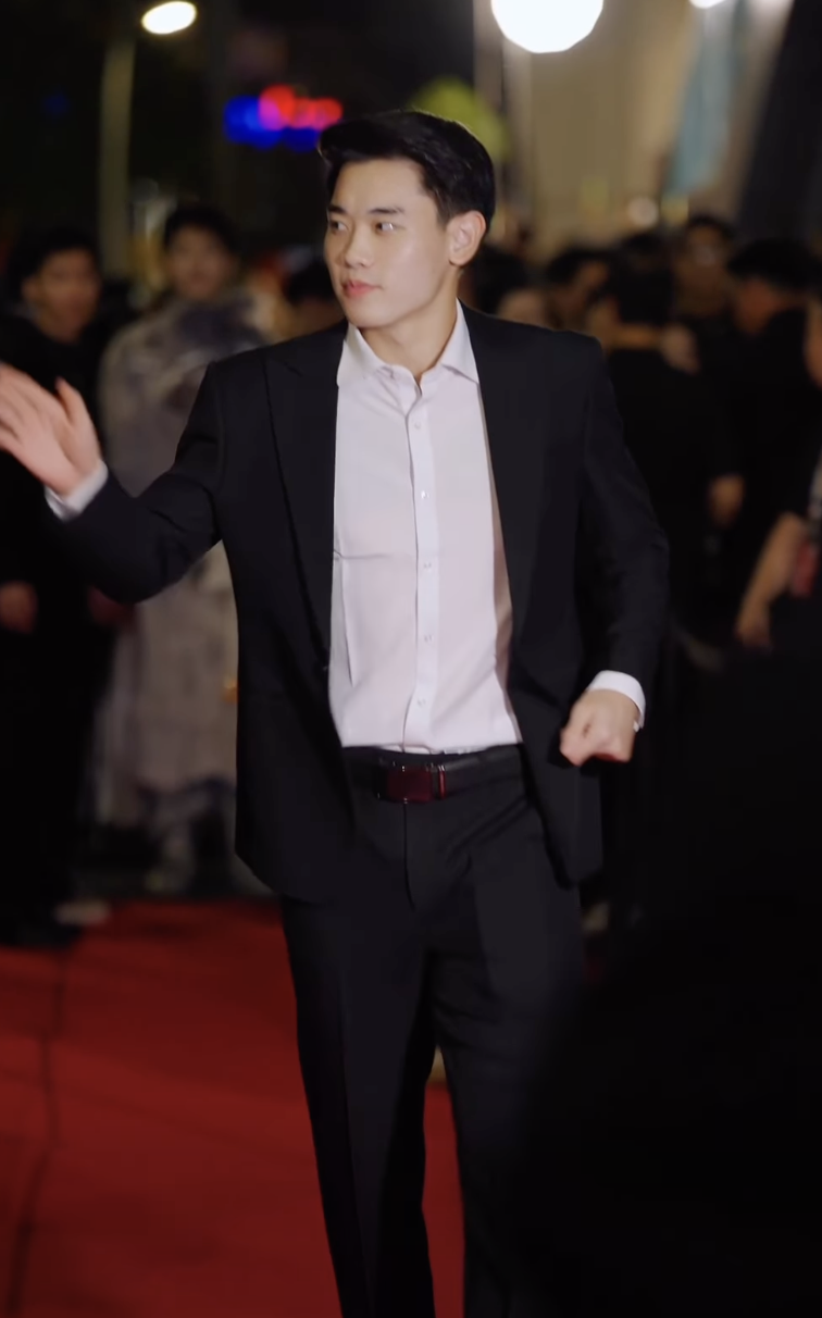 2,7 triệu lượt xem Đình Bắc khoe visual phát sáng trên thảm đỏ WeChoice Awards: Xem cả chục lần vẫn chưa biết đẹp chỗ nào  - Ảnh 5.