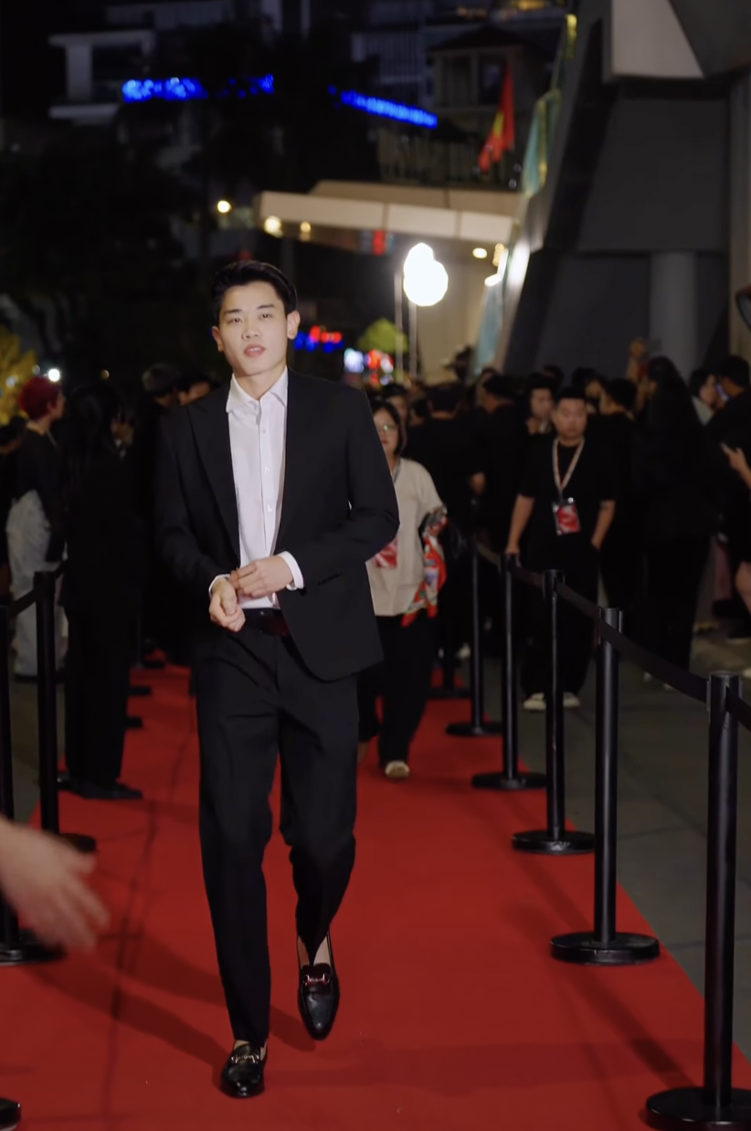 2,7 triệu lượt xem Đình Bắc khoe visual phát sáng trên thảm đỏ WeChoice Awards: Xem cả chục lần vẫn chưa biết đẹp chỗ nào  - Ảnh 6.