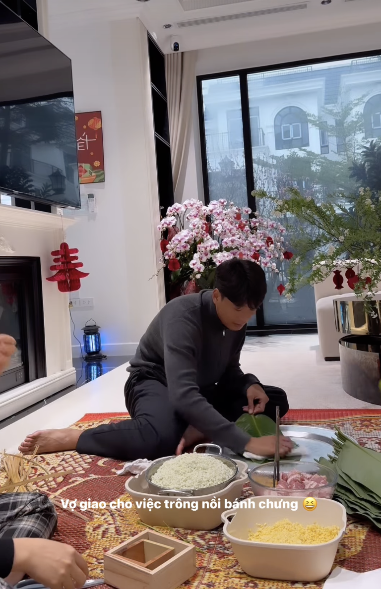 Thành Chung cặm cụi gói bánh chưng trong biệt thự trước ngày ông Công ông Táo- Ảnh 1.