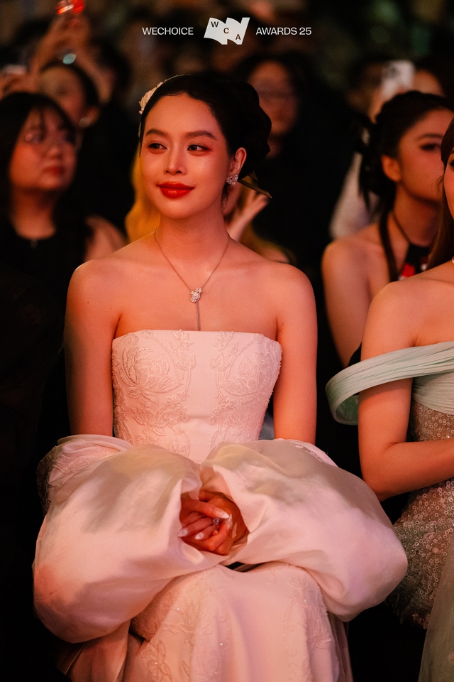 Có mỹ nhân ở WeChoice Awards đẹp đến mức chấp mọi khung hình, visual càng zoom cận càng vô lý- Ảnh 3.