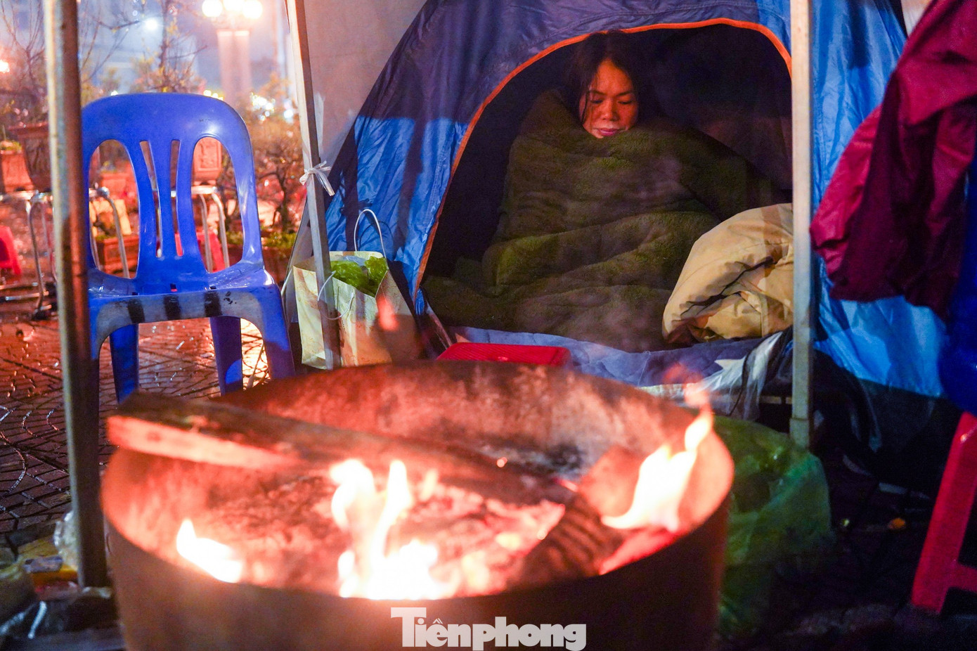 H&agrave; Nội mưa r&eacute;t thấu xương, tiểu thương trắng đ&ecirc;m tr&ocirc;ng đ&agrave;o quất- Ảnh 6.