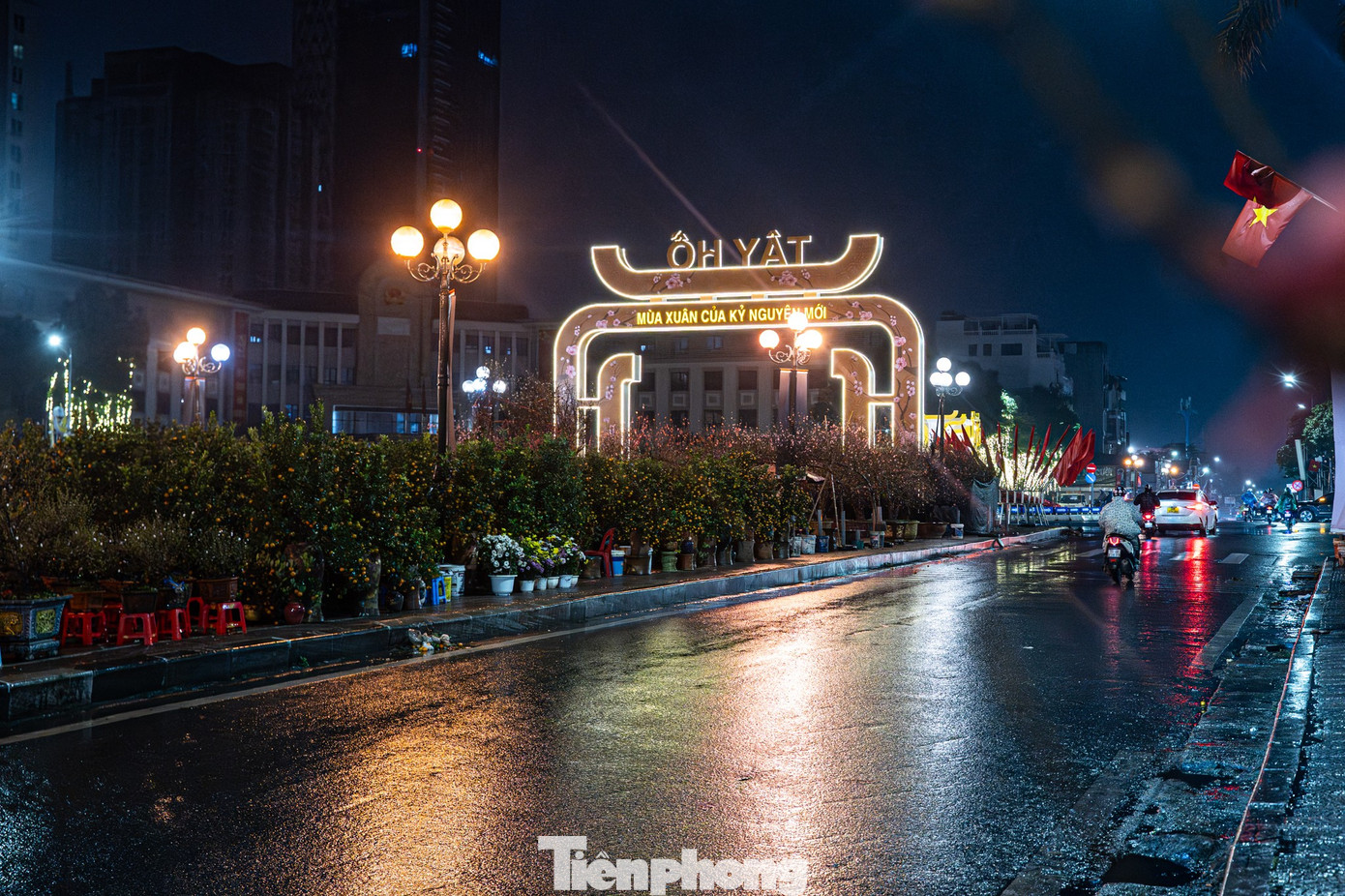 H&agrave; Nội mưa r&eacute;t thấu xương, tiểu thương trắng đ&ecirc;m tr&ocirc;ng đ&agrave;o quất- Ảnh 10.