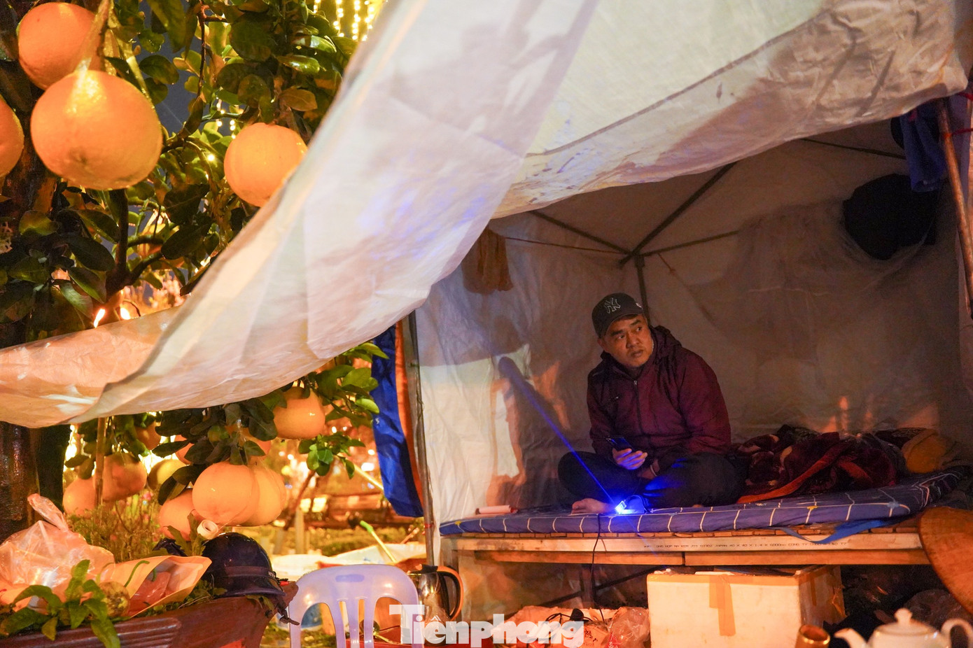 H&agrave; Nội mưa r&eacute;t thấu xương, tiểu thương trắng đ&ecirc;m tr&ocirc;ng đ&agrave;o quất- Ảnh 9.