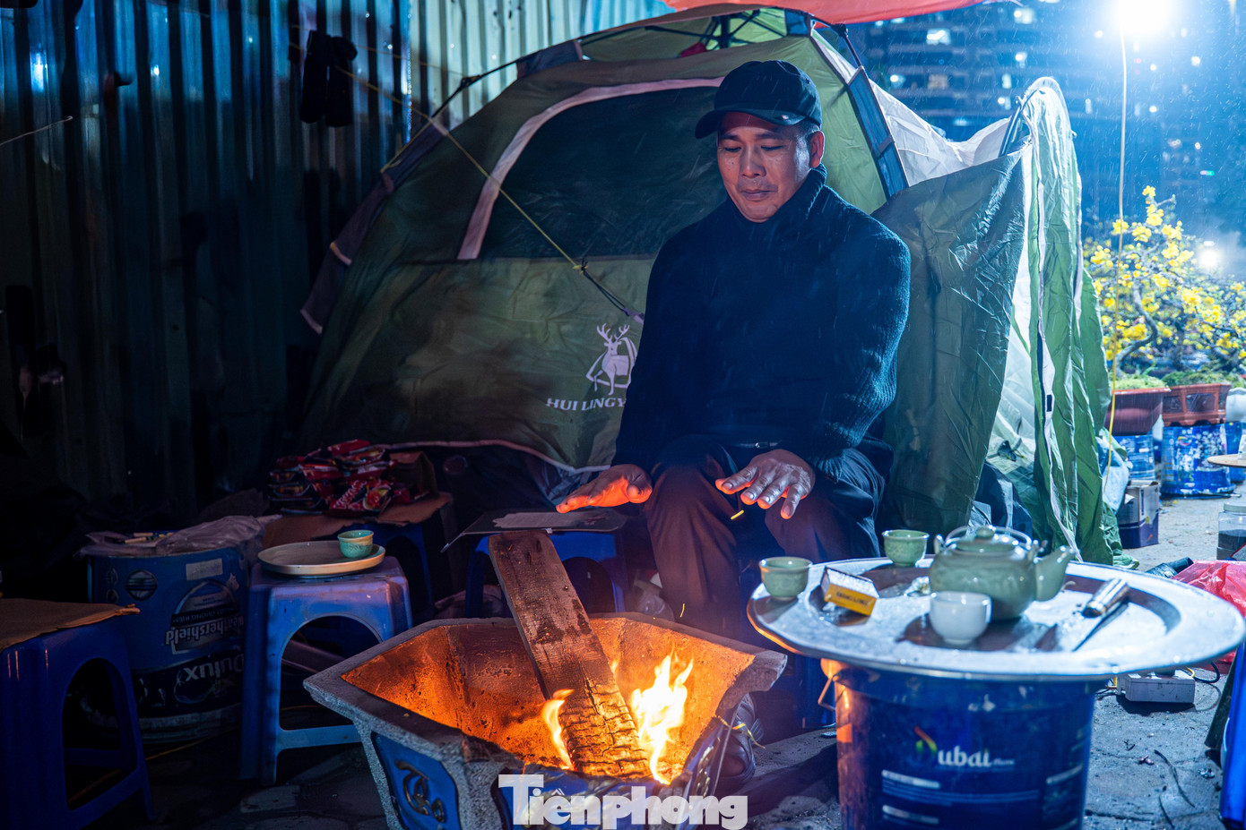 H&agrave; Nội mưa r&eacute;t thấu xương, tiểu thương trắng đ&ecirc;m tr&ocirc;ng đ&agrave;o quất- Ảnh 7.