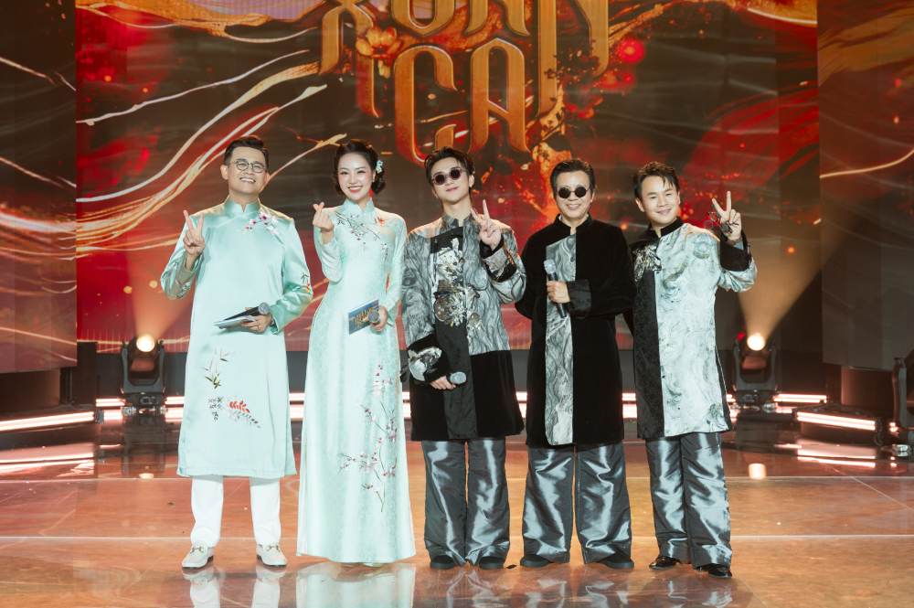 Á hậu Thụy Vân diện áo dài NTK Ngọc Lan xuất hiện trên sóng quốc gia dịp Tết- Ảnh 2.