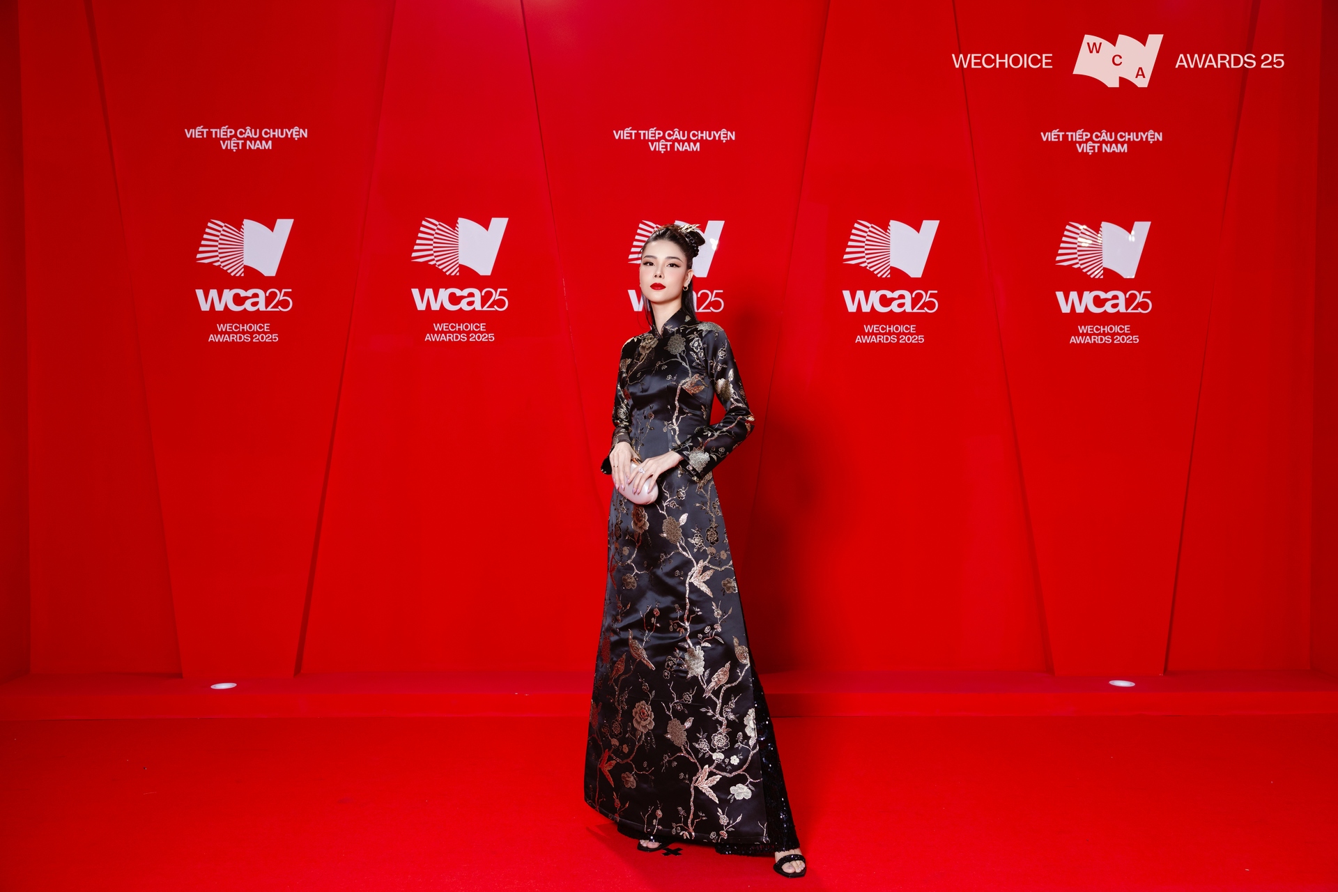 Kỳ Hân - vợ Mạc Hồng Quân khoe visual sáng phát sáng trên thảm đỏ WeChoice Awards, mẹ 2 con vóc dáng vẫn nuột nà  - Ảnh 5.