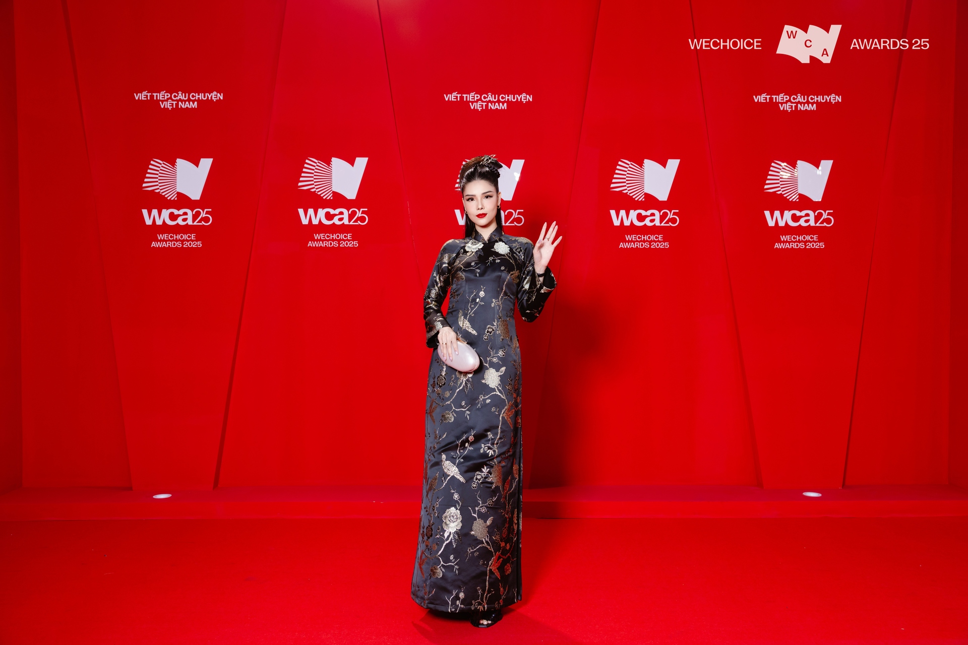 Kỳ Hân - vợ Mạc Hồng Quân khoe visual sáng phát sáng trên thảm đỏ WeChoice Awards, mẹ 2 con vóc dáng vẫn nuột nà  - Ảnh 6.