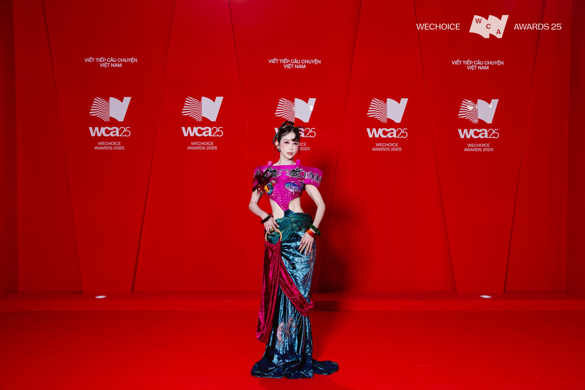 Không nhận ra Châu Tuyết Vân ở WeChoice Awards: Visual "bùng nổ" khoe trọn vòng eo con kiến, "outfit chặt chém" giữa rừng sao Vbiz - Ảnh 2.