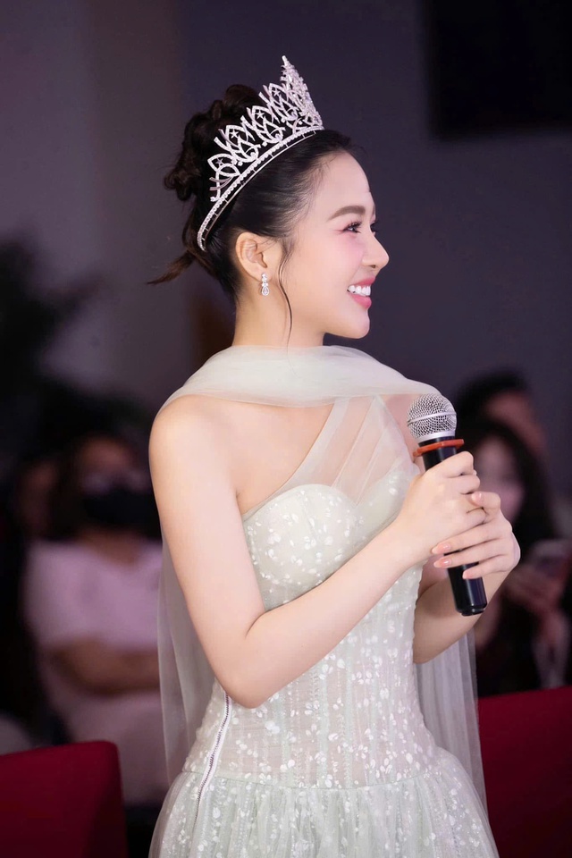 Á hậu Đỗ Hà Trang ghi điểm với phong cách thời trang thanh lịch- Ảnh 3.