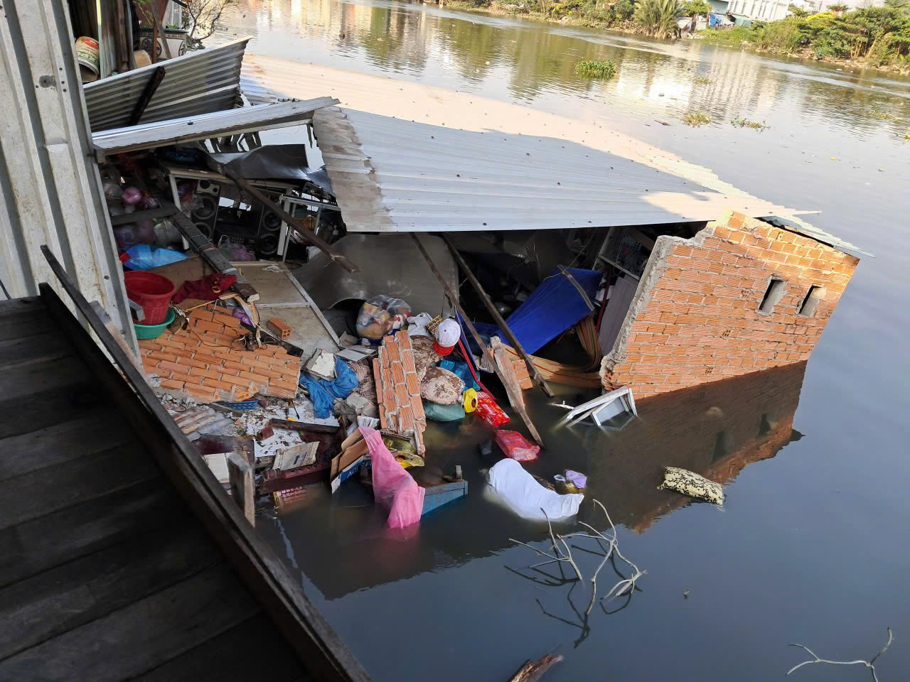 Sập nhà TPHCM: 2 Người bị thương trong vụ sập nhà ven sông tại phường Chánh Hưng - Ảnh 1.