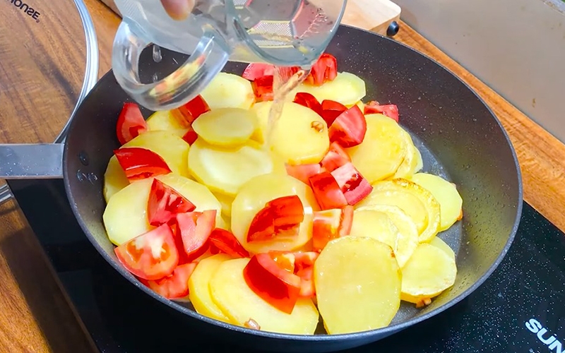 Vì sao các đầu bếp lại thêm giấm khi nấu khoai tây? Sống gần 50 năm cuộc đời tôi mới biết… 21 4b 220804 1772323207611 17723232078511754633795