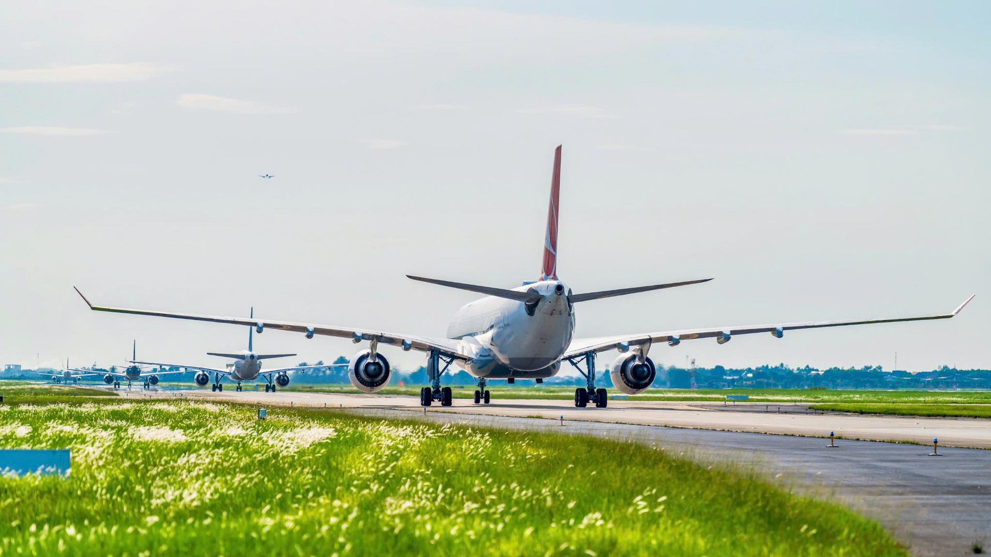 Nhiều chuyến bay Trung Đ&ocirc;ng bị ảnh hưởng, 3 m&aacute;y bay mắc kẹt tại Nội B&agrave;i - Ảnh 1.